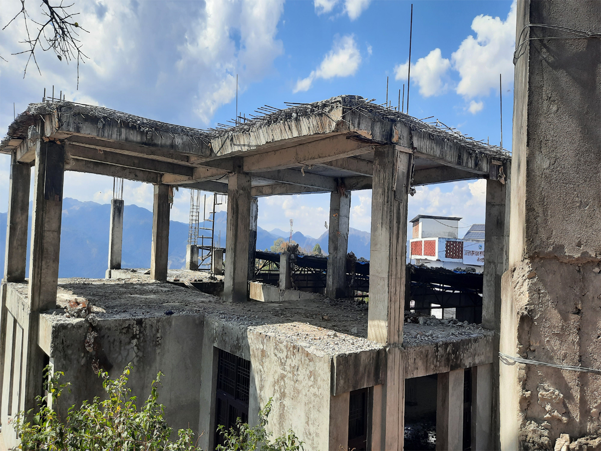 बैतडी सभाहल निर्माण अलपत्रः ठेकेदार आएनन् सम्पर्कमा, सम्बन्धित निकाय मौन !